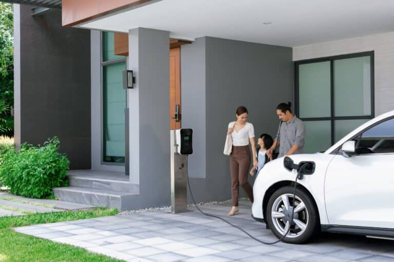 Installer une Borne de Recharge pour Voiture Électrique : Le Guide Complet avec Borne Electrique Lyon